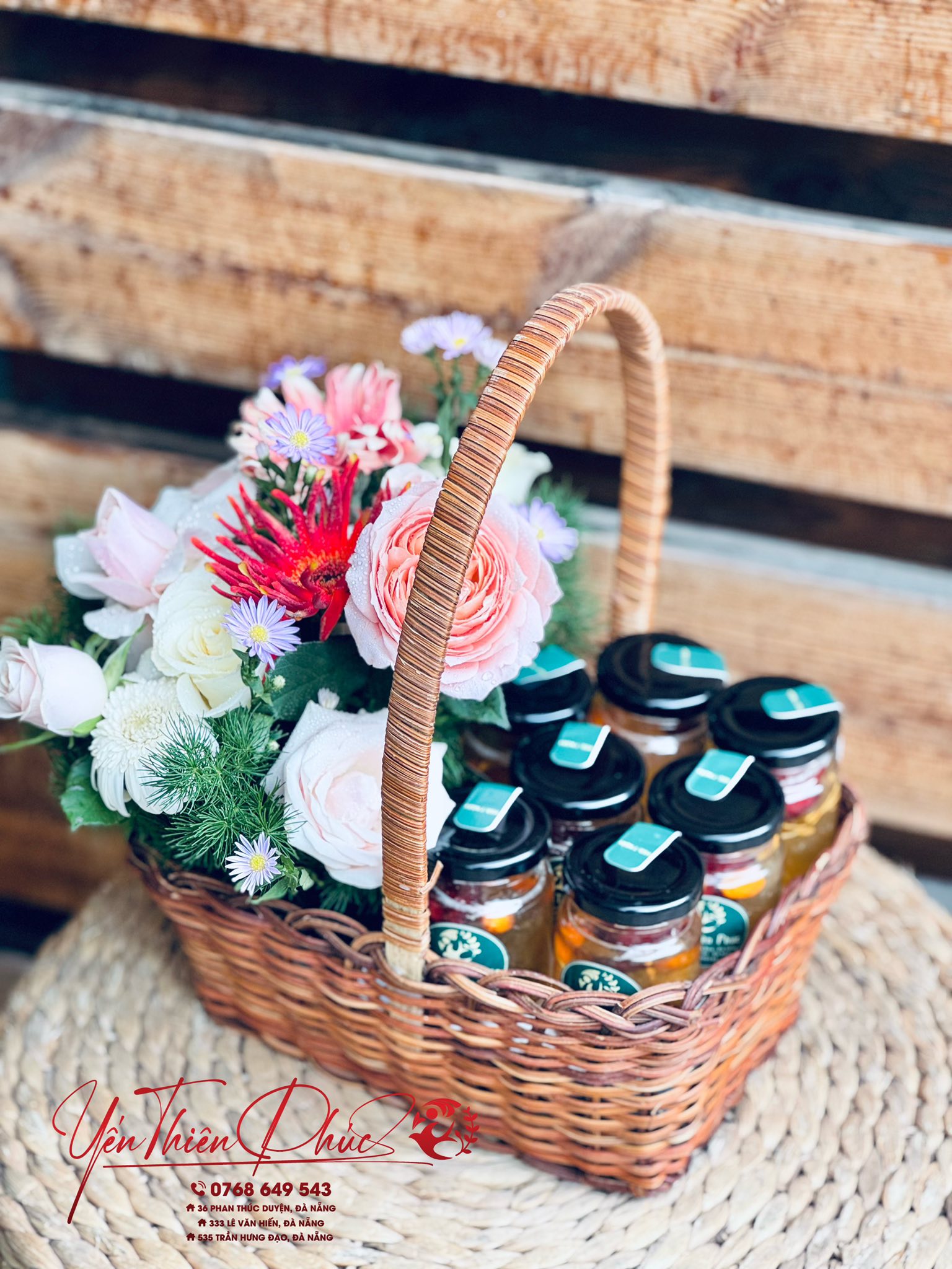 Giỏ Hoa quà tặng phối set 7 hũ Yến chưng tươi -Yến Thiên Phúc Đà Nẵng